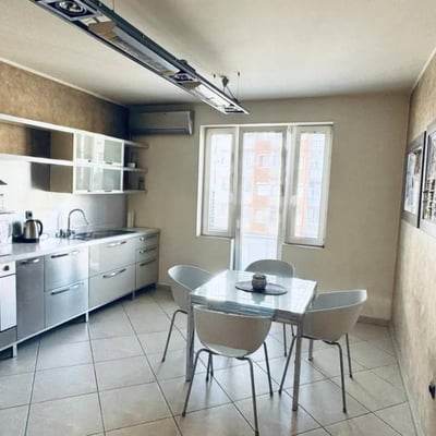 Alquiler de un acogedor piso de 2 habitaciones, 56 m², en el centro de Belgrado, Serbia